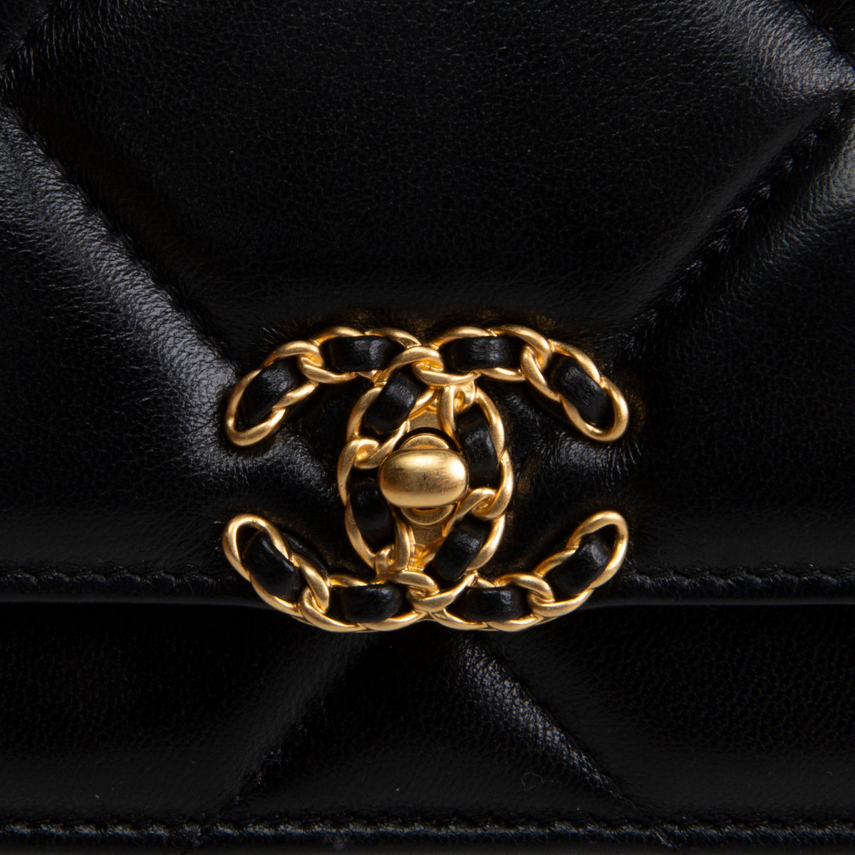 CHANEL Lambskin 19 Wallet On Chain - Black