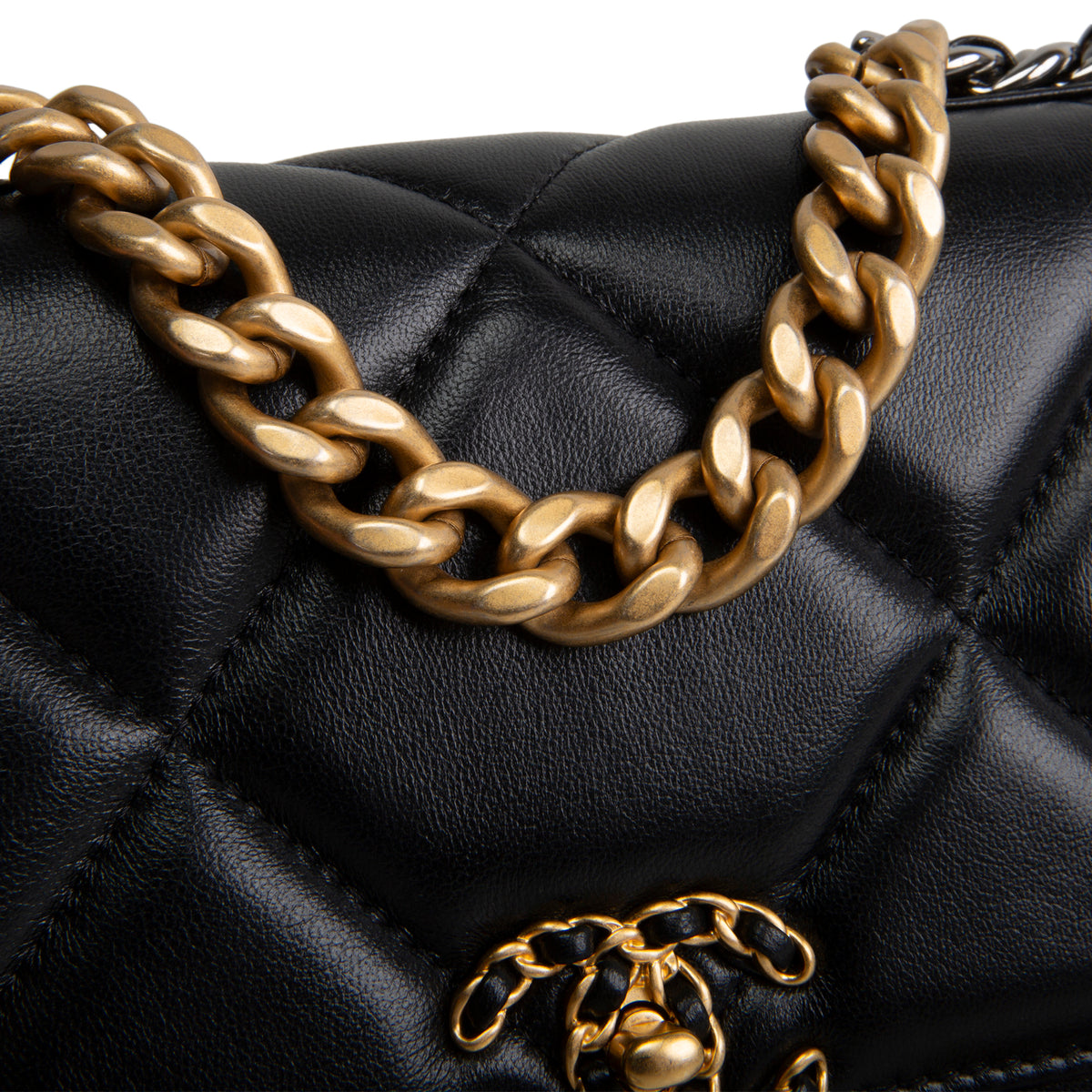 CHANEL Lambskin 19 Wallet On Chain - Black
