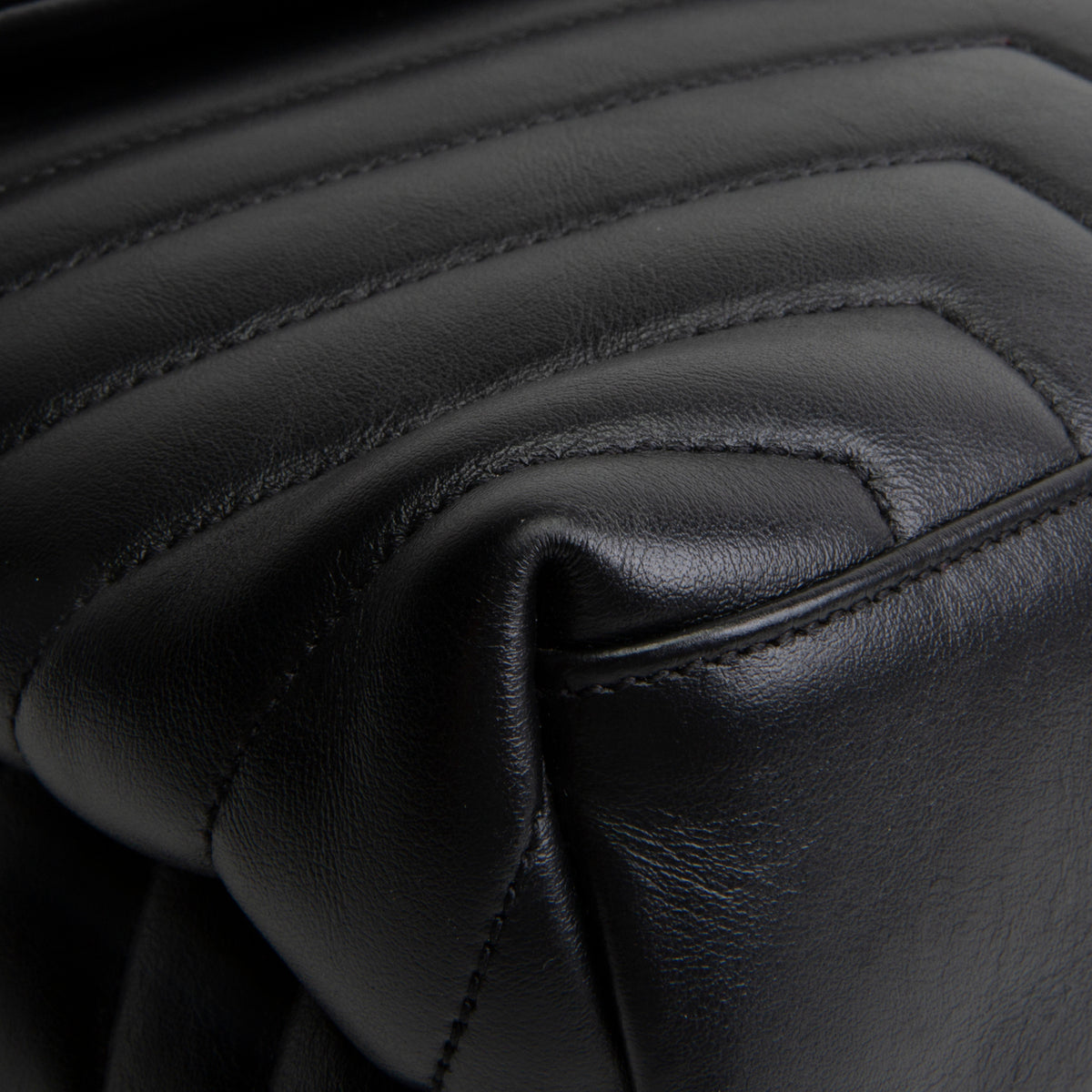 SAINT LAURENT Medium Loulou Shoulder Bag