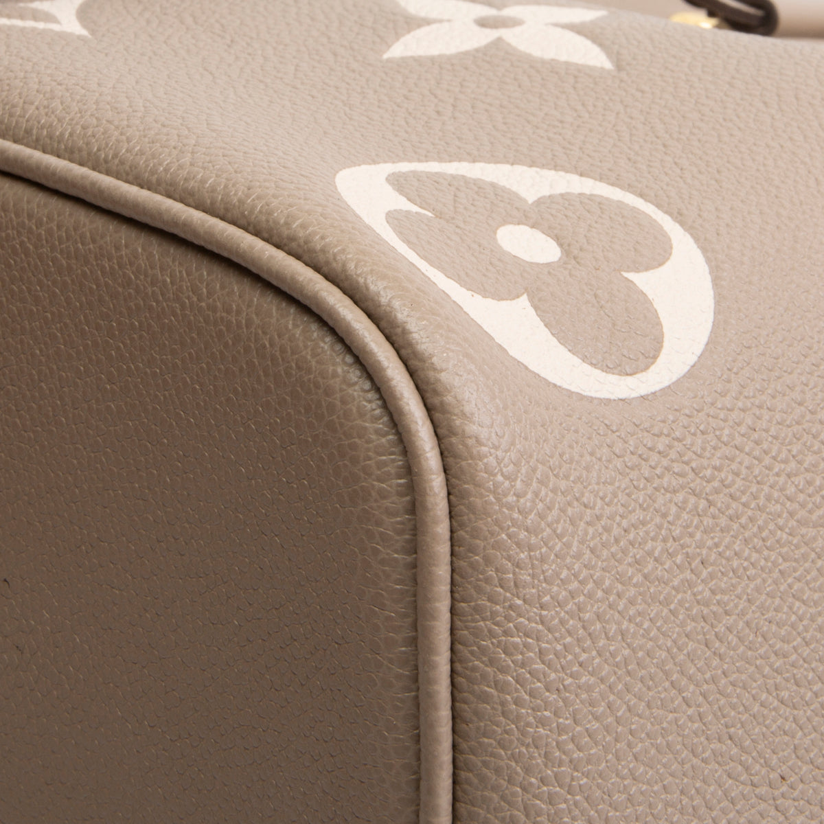 LOUIS VUITTON Giant Empreinte Monogram Neonoe MM - Bicolor Turtledove