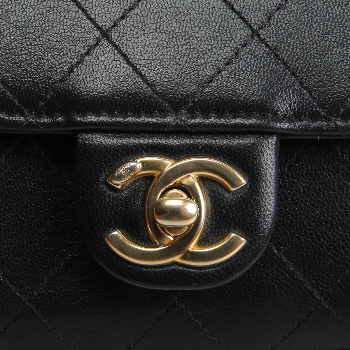 CHANEL Chic Pearls Flap Chain Clutch - Black
