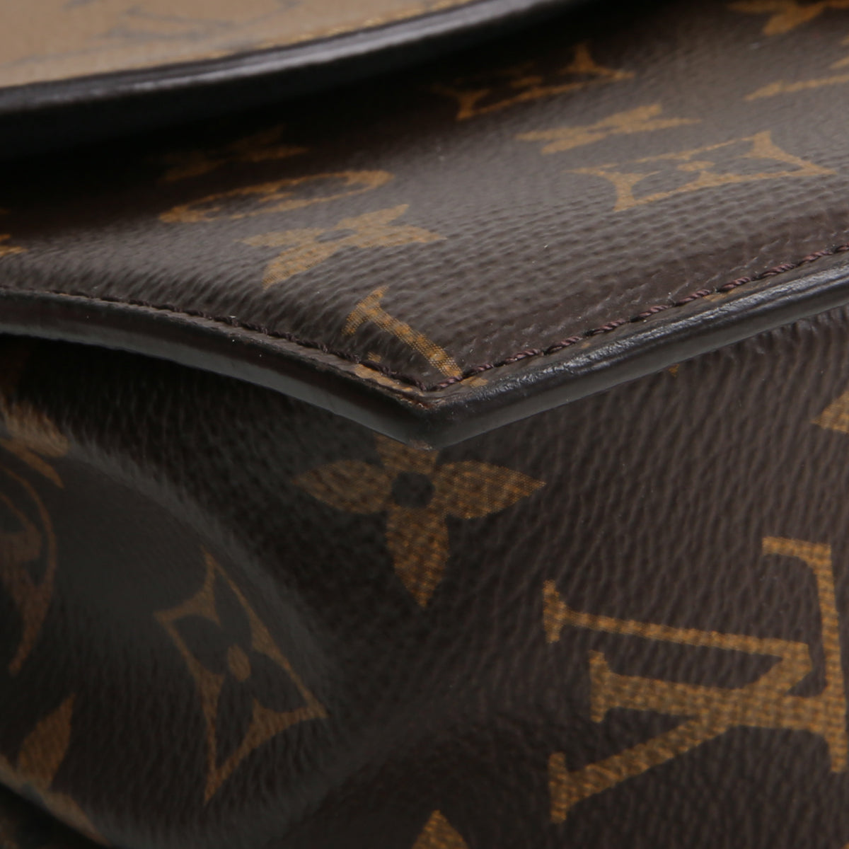 LOUIS VUITTON Reverse Monogram Tilsitt