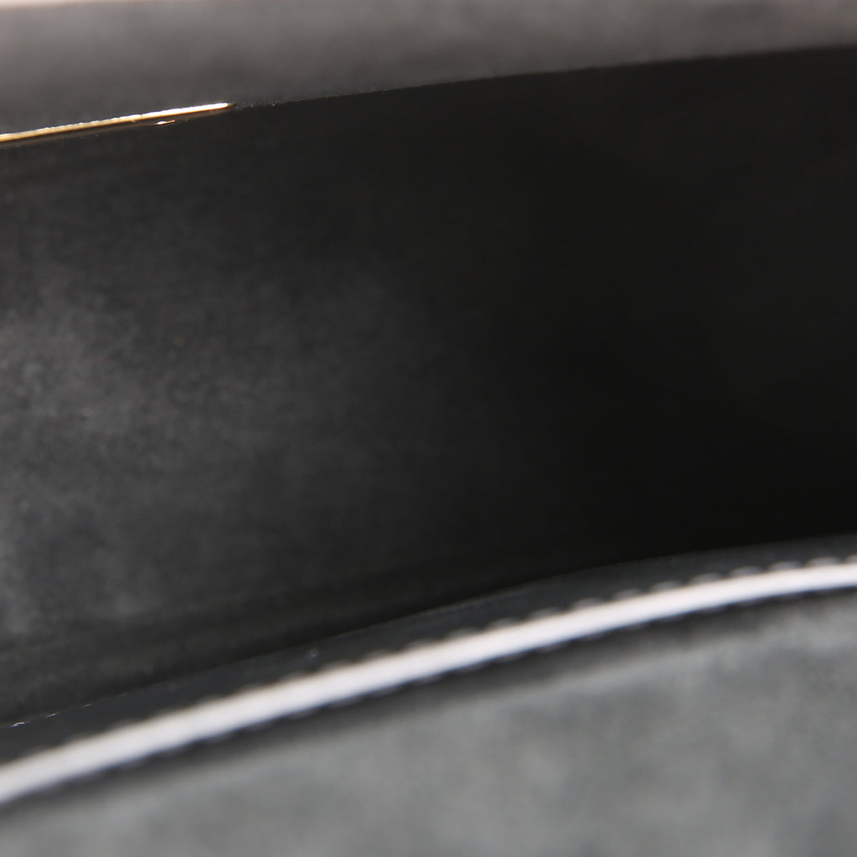 LOUIS VUITTON Reverse Monogram Tilsitt