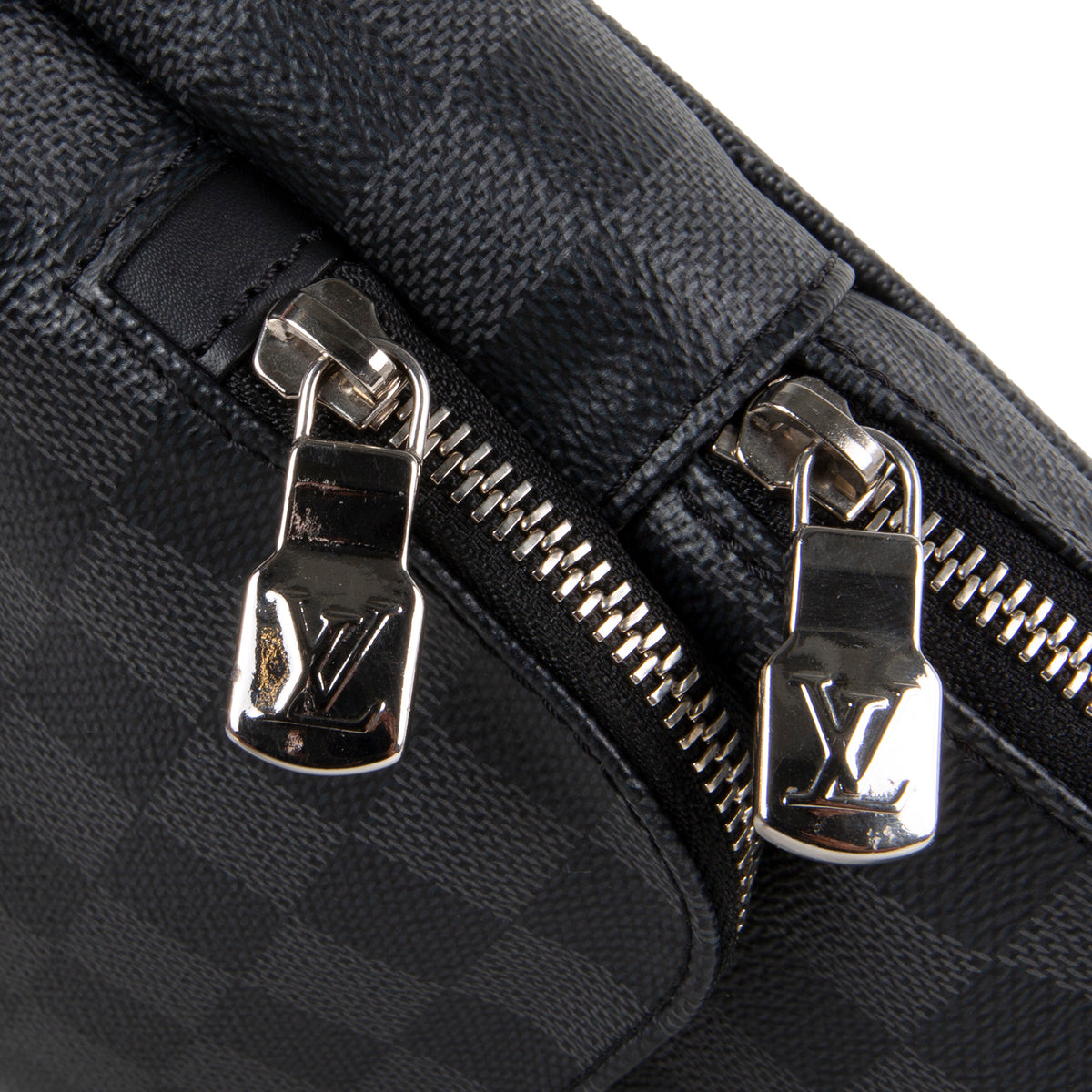 LOUIS VUITTON Avenue Sling Damier Graphite