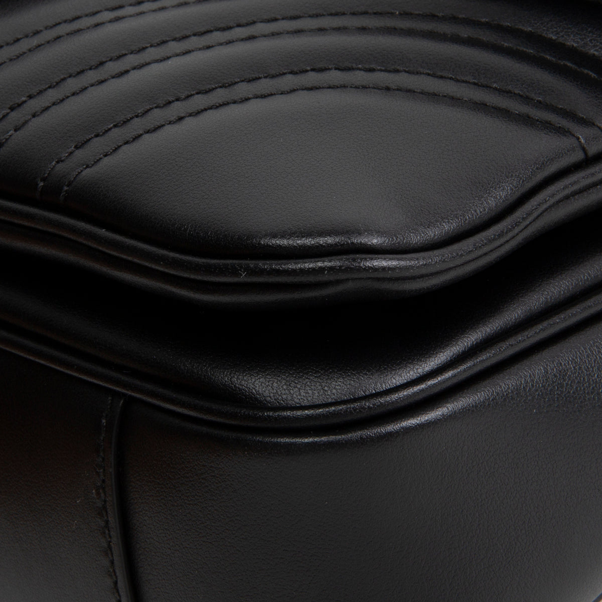 GUCCI GG Marmont Shoulder Bag - Black