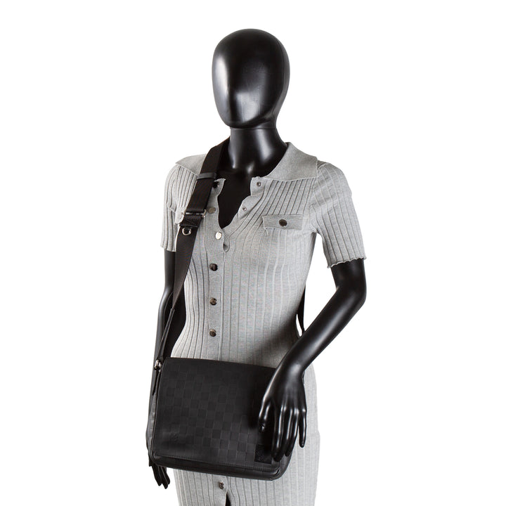 LOUIS VUITTON Damier Infini District Messenger PM - Black