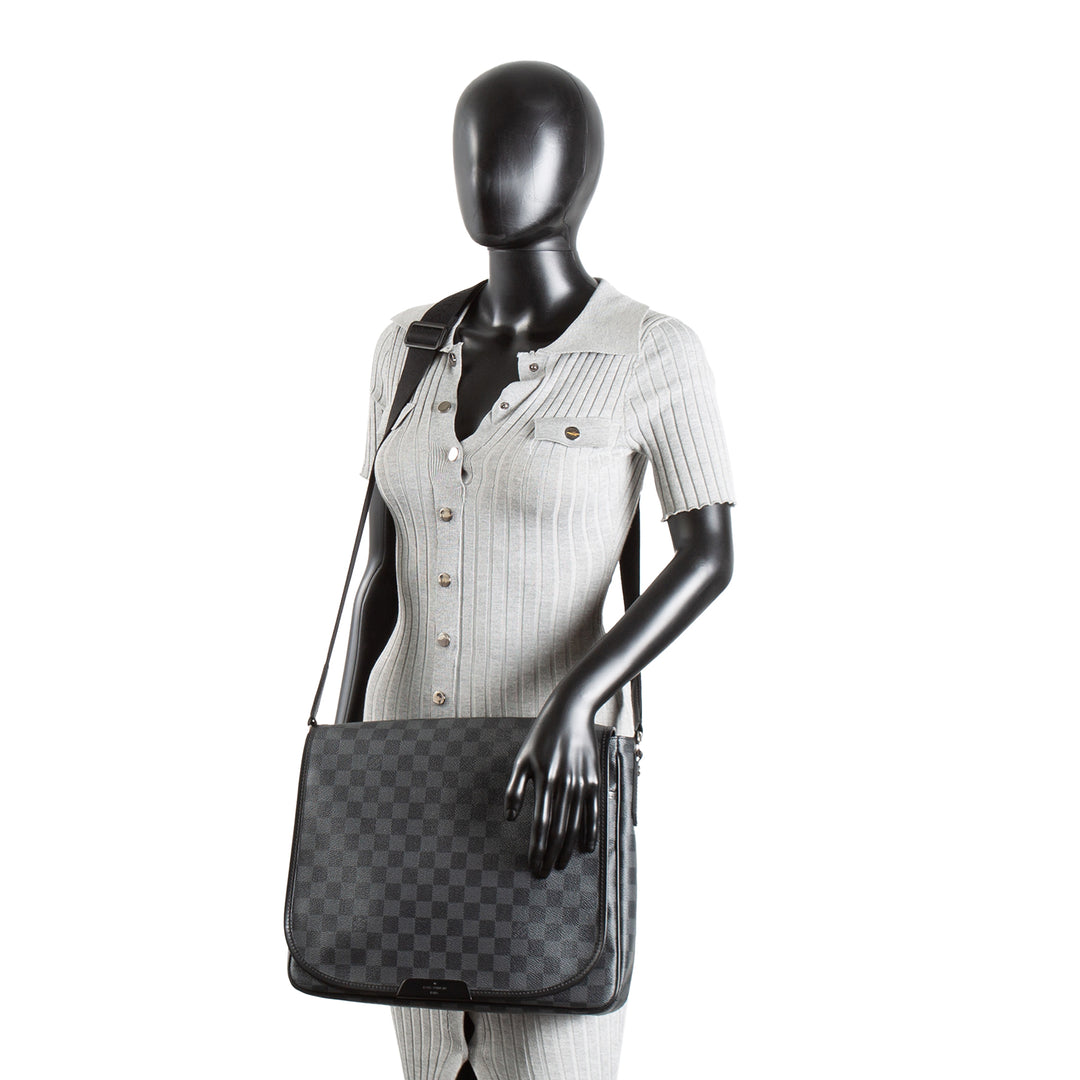LOUIS VUITTON Damier Graphite Daniel Messenger MM