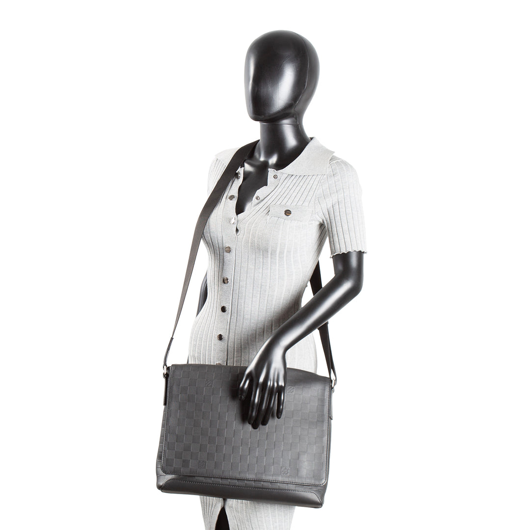 LOUIS VUITTON  Damier Infini Leather District Messenger Bag GM - Black