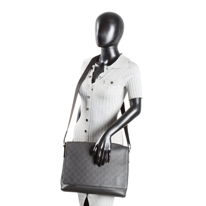 LOUIS VUITTON  Damier Infini Leather District Messenger Bag GM - Black