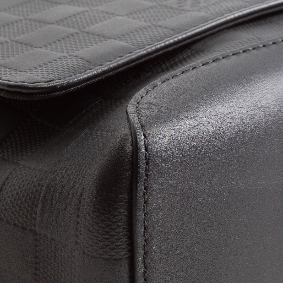 LOUIS VUITTON  Damier Infini Leather District Messenger Bag GM - Black
