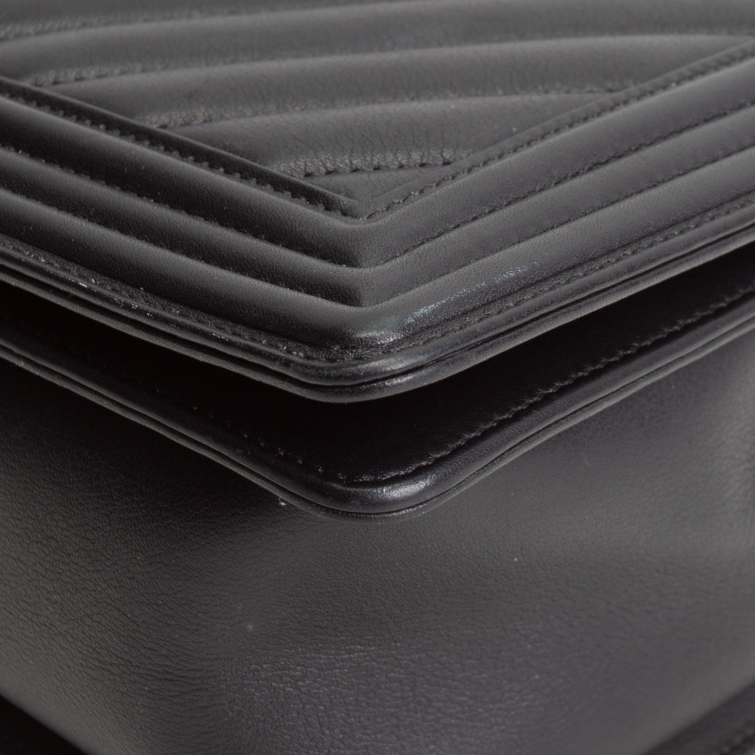 CHANEL Chevron New Medium Boy Bag - Black