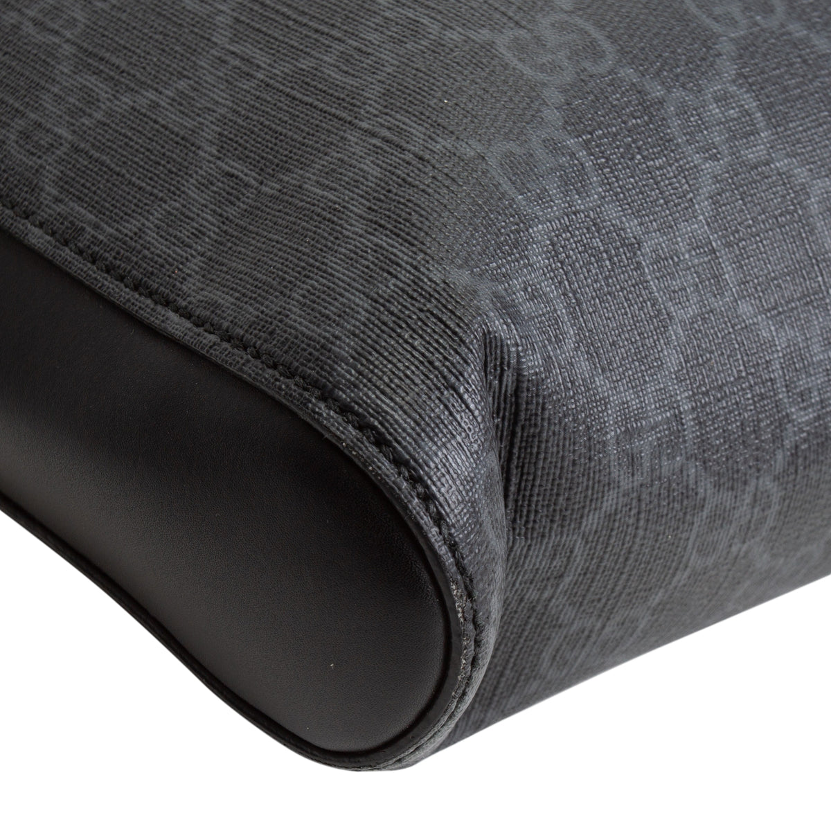 GUCCI GG Supreme Messenger Bag - Black