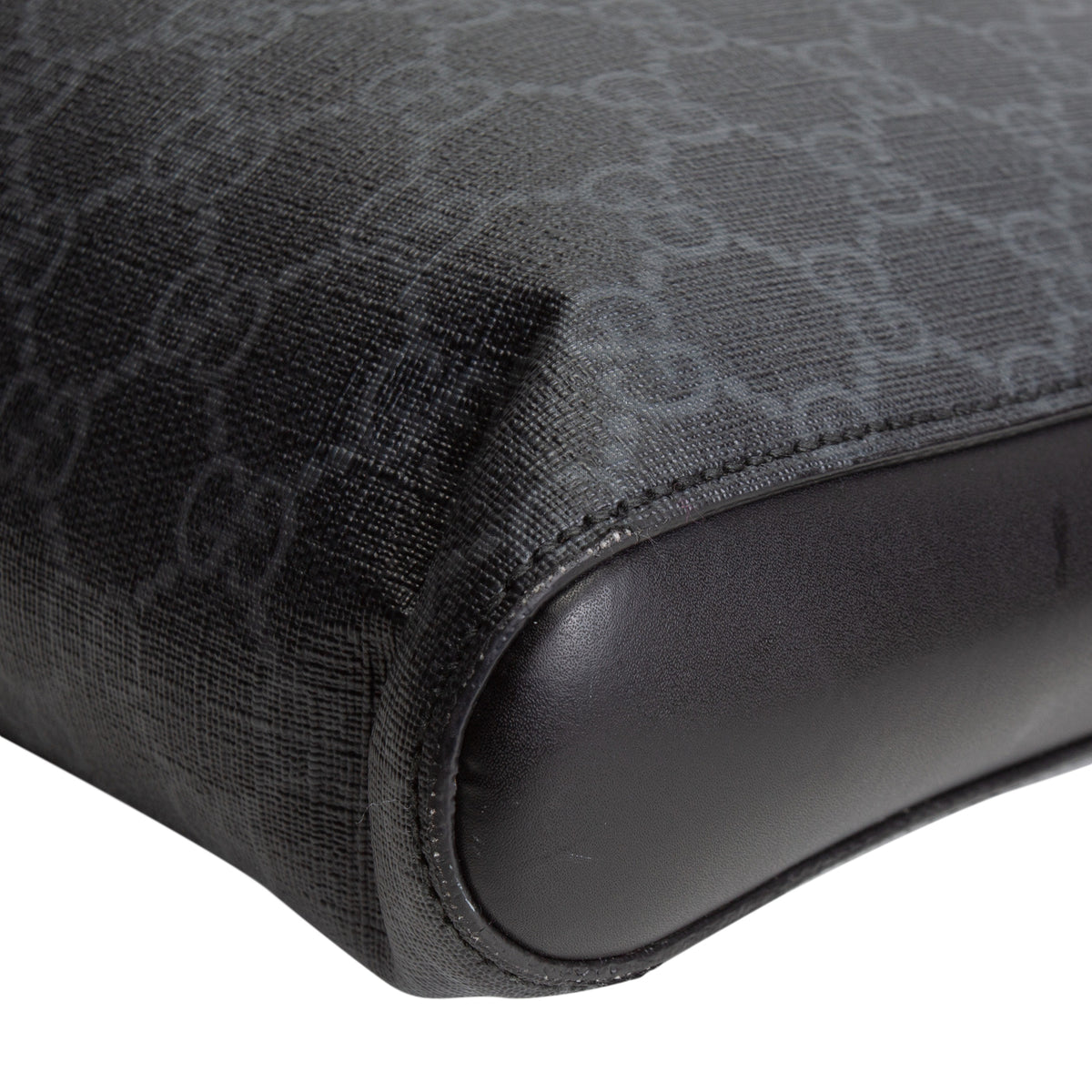 GUCCI GG Supreme Messenger Bag - Black