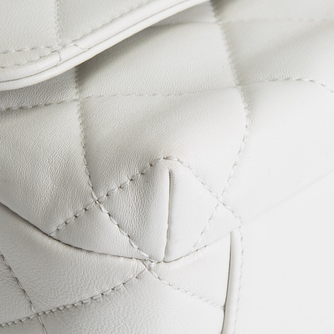 CHANEL CC Pearl Lambskin Quilted Flap Bag - Chalk White