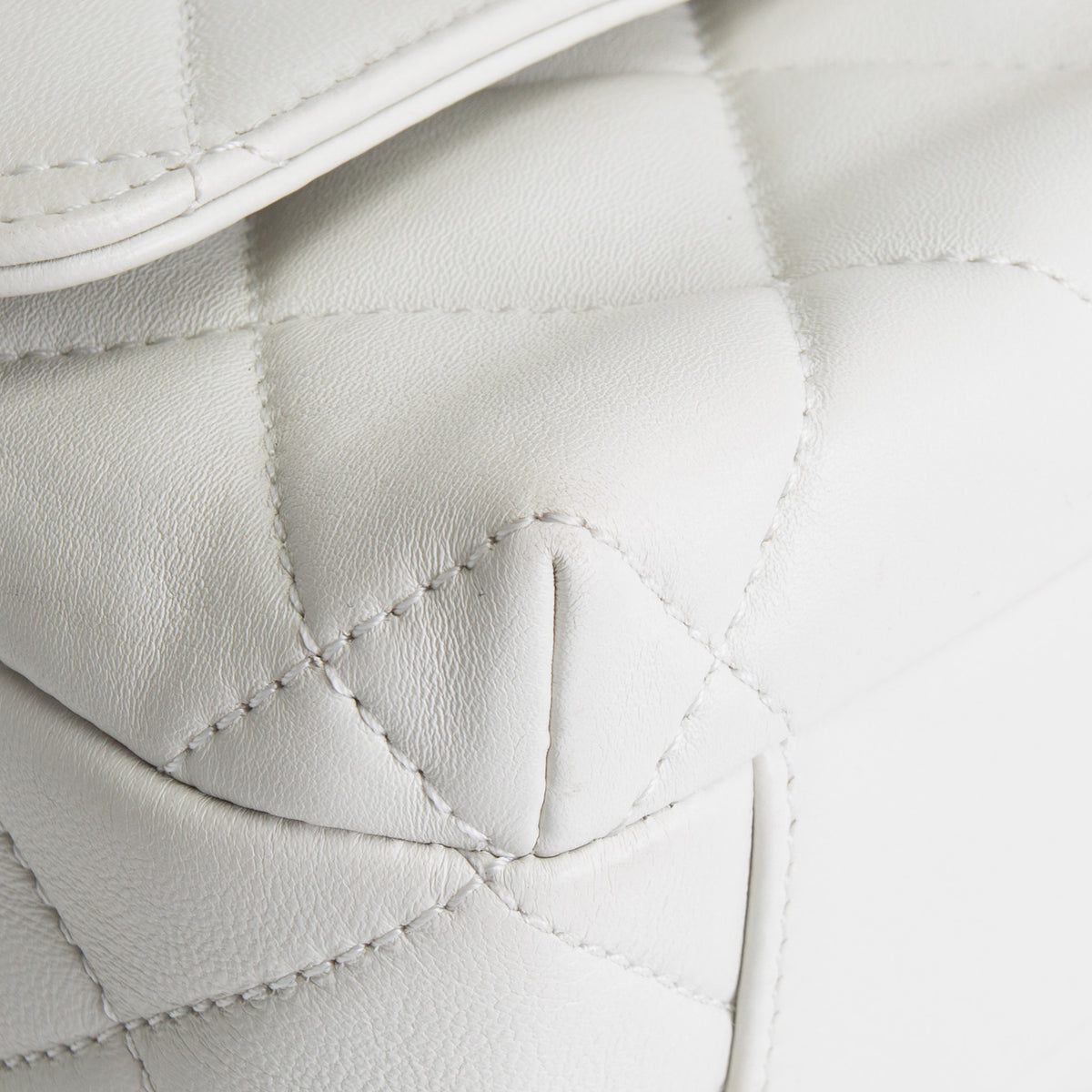 CHANEL CC Pearl Lambskin Quilted Flap Bag - Chalk White