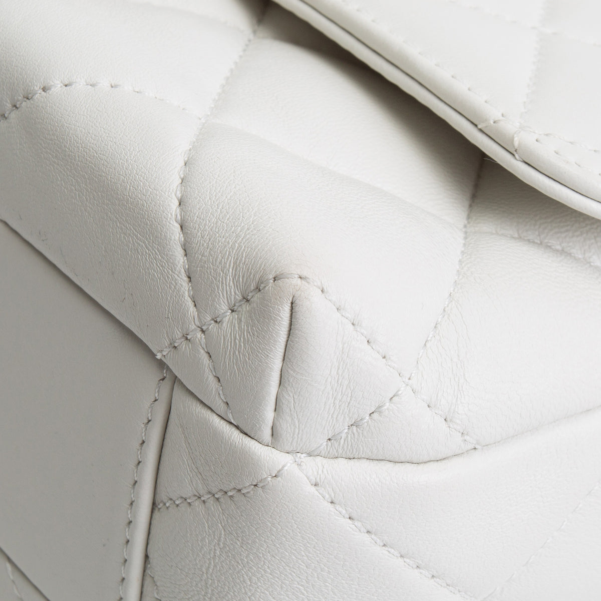 CHANEL CC Pearl Lambskin Quilted Flap Bag - Chalk White
