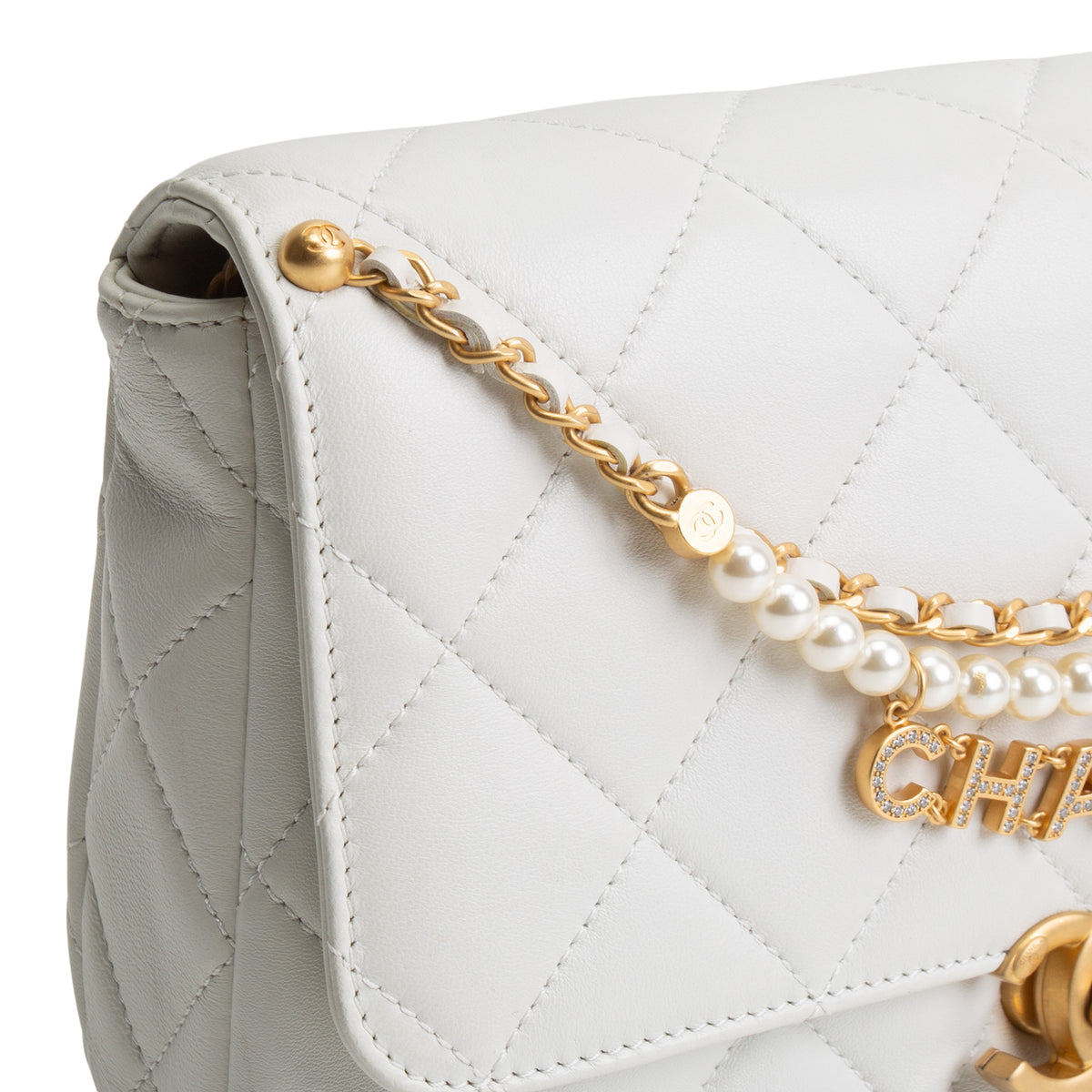 CHANEL CC Pearl Lambskin Quilted Flap Bag - Chalk White