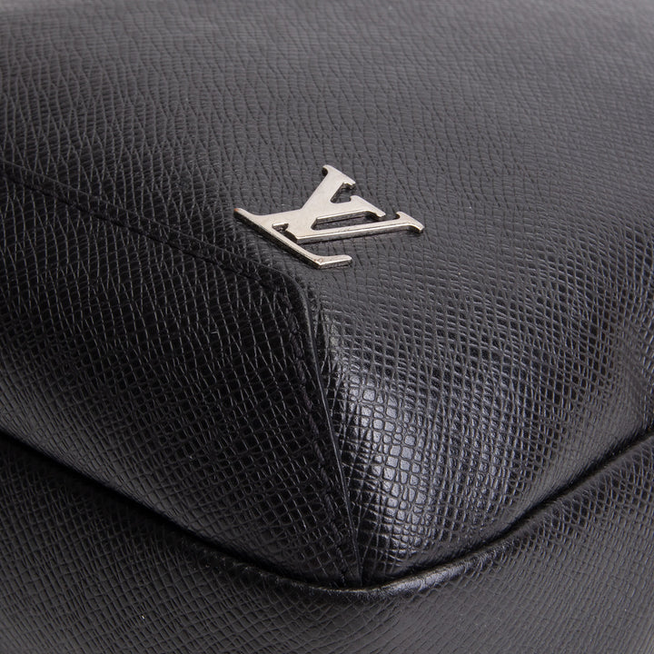 LOUIS VUITTON Avenue Sling Taiga - Black