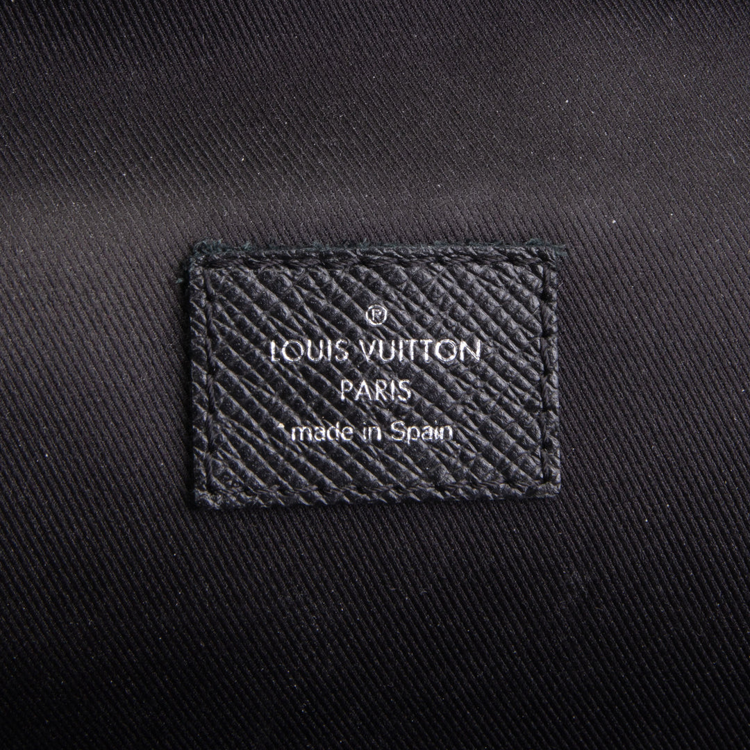 LOUIS VUITTON Avenue Sling Taiga - Black