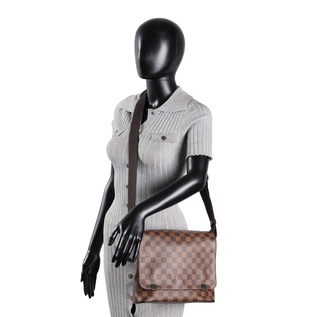 LOUIS VUITTON District PM Messenger Damier Ebene