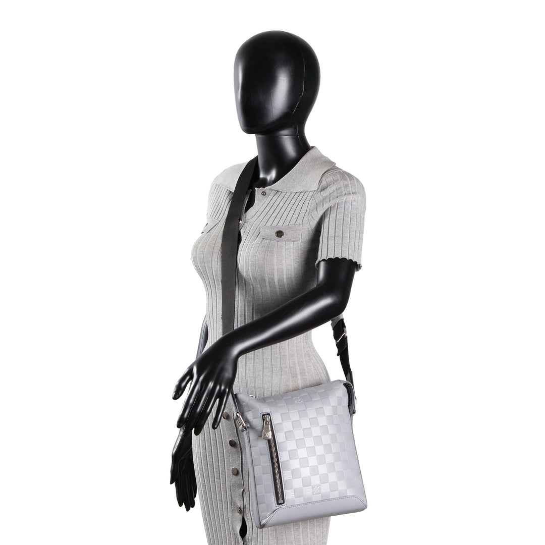 LOUIS VUITTON Damier Infini Discovery Messenger BB - Silver
