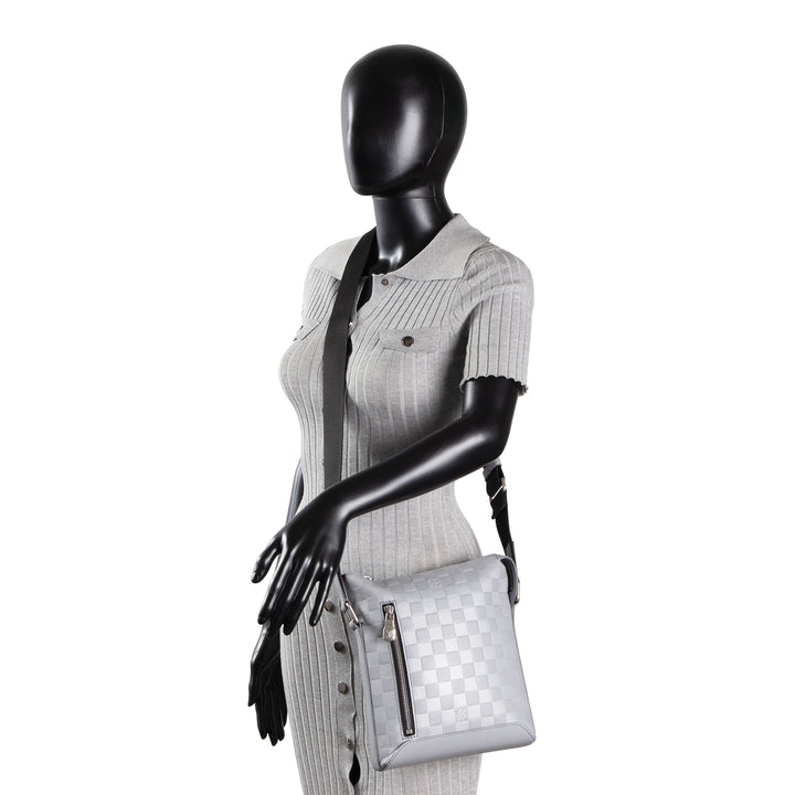LOUIS VUITTON Damier Infini Discovery Messenger BB - Silver