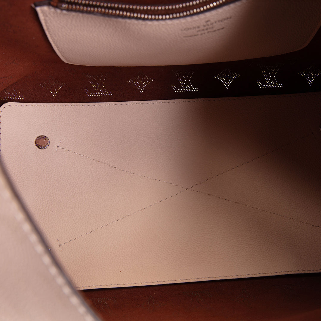LOUIS VUITTON Monogram Mahina Carmel Hobo - Creme