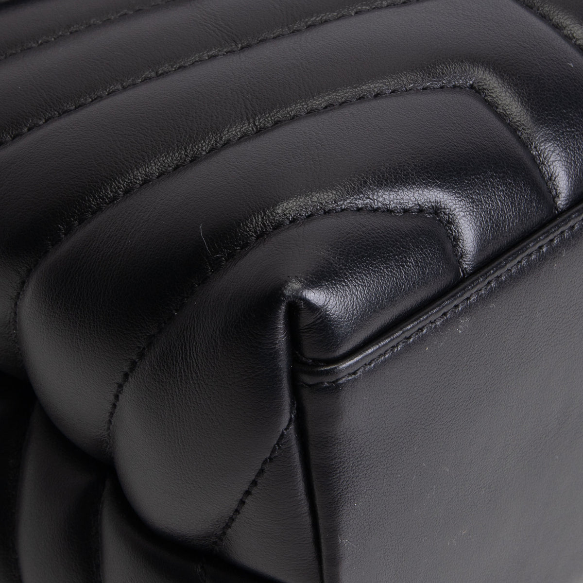 SAINT LAURENT Medium Loulou Shoulder Bag - Black