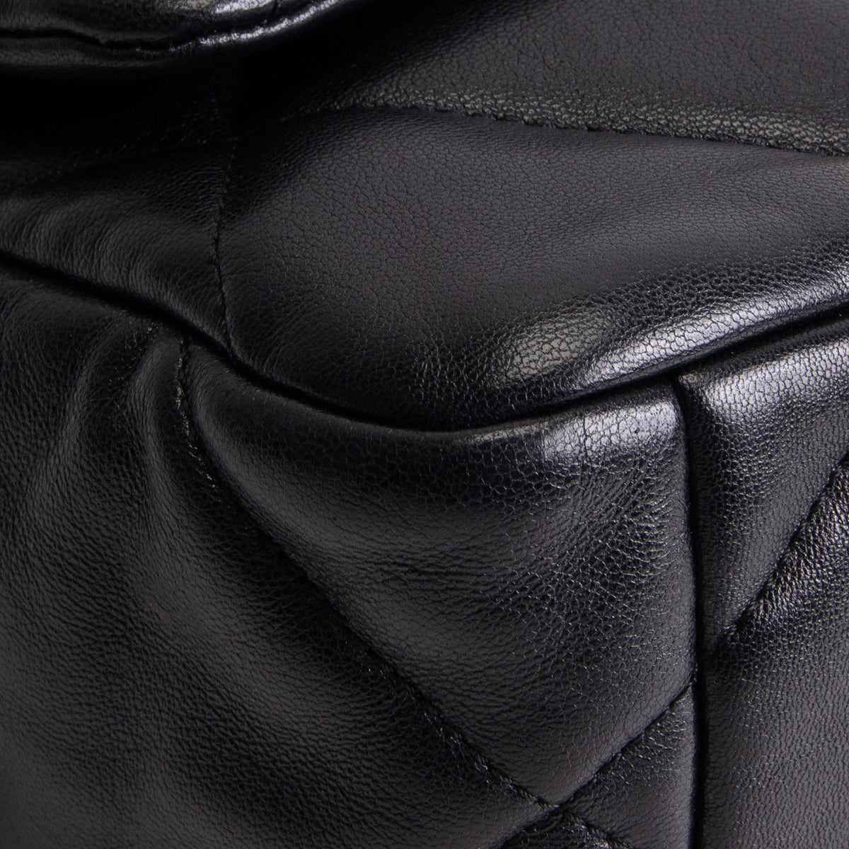 CHANEL Medium 19 Flap Bag