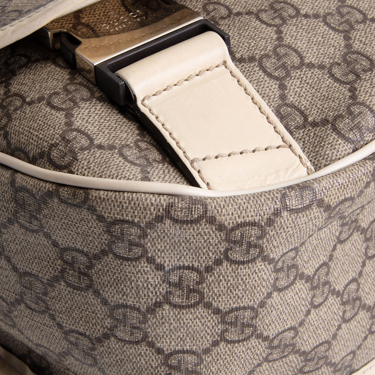 GUCCI GG Supreme Messenger