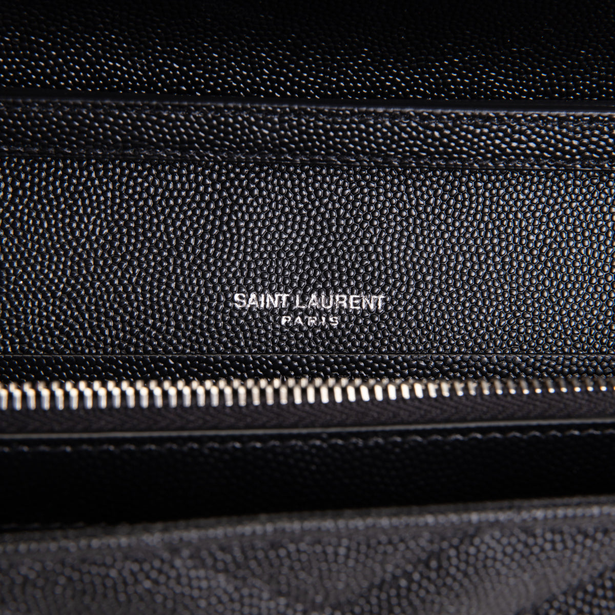 SAINT LAURENT Cassandre Evenlope On Chain - Black
