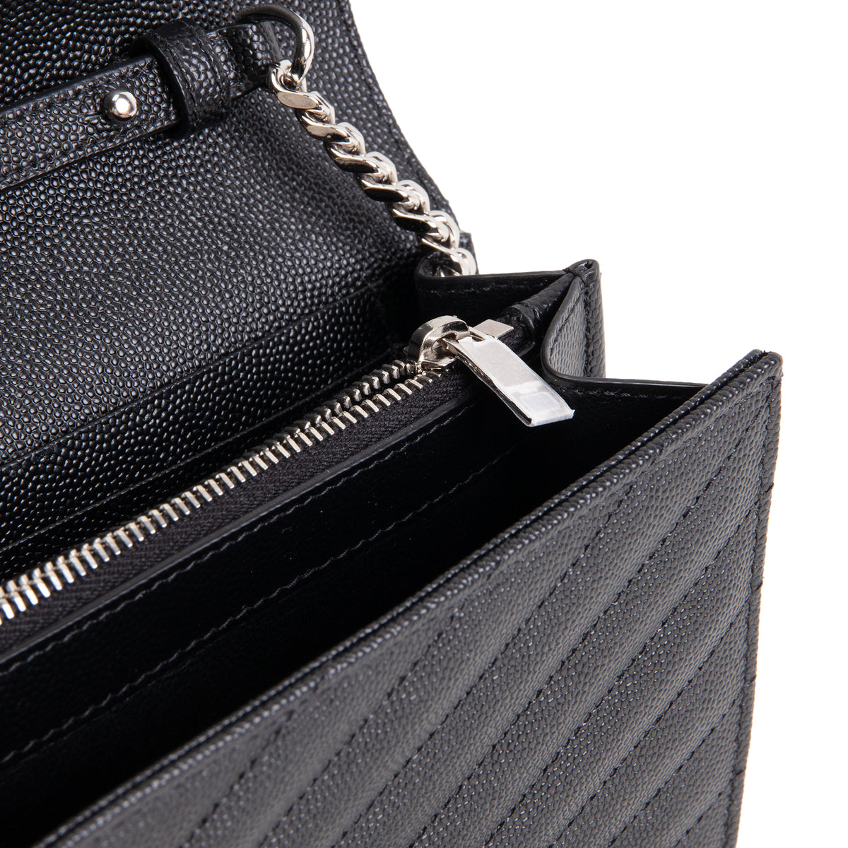 SAINT LAURENT Cassandre Evenlope On Chain - Black