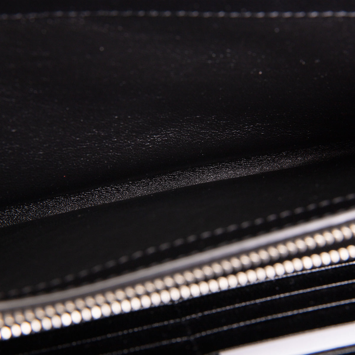 SAINT LAURENT Cassandre Evenlope On Chain - Black