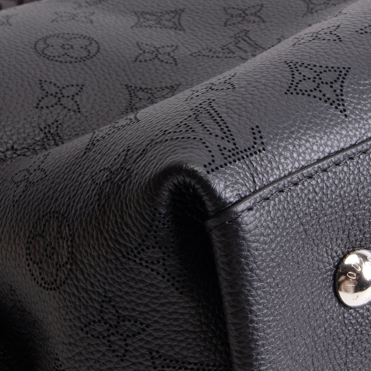 LOUIS VUITTON Carmel Mahina Hobo - Black