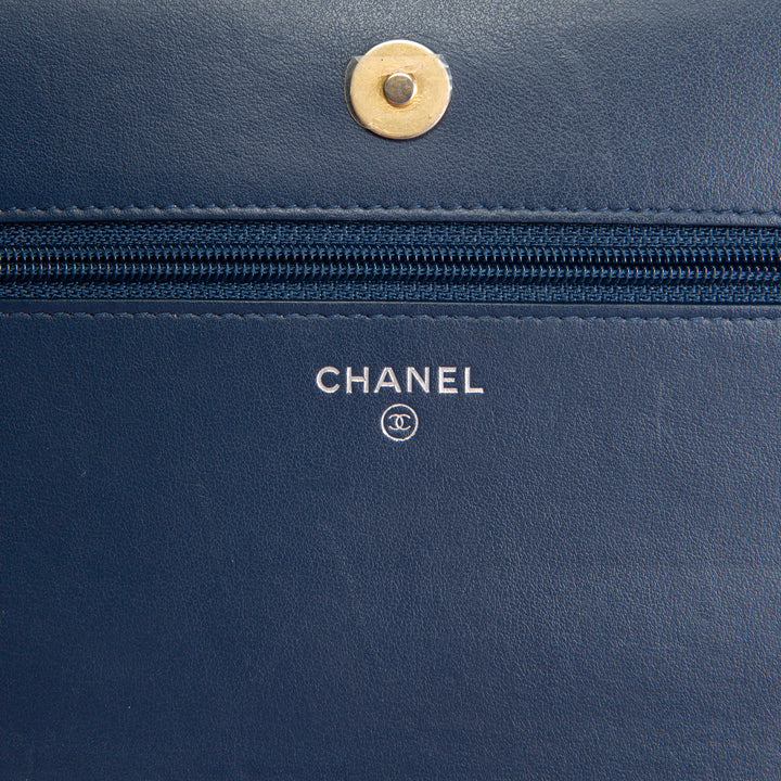 CHANEL Quilted Gabrielle Wallet On Chain - Navy