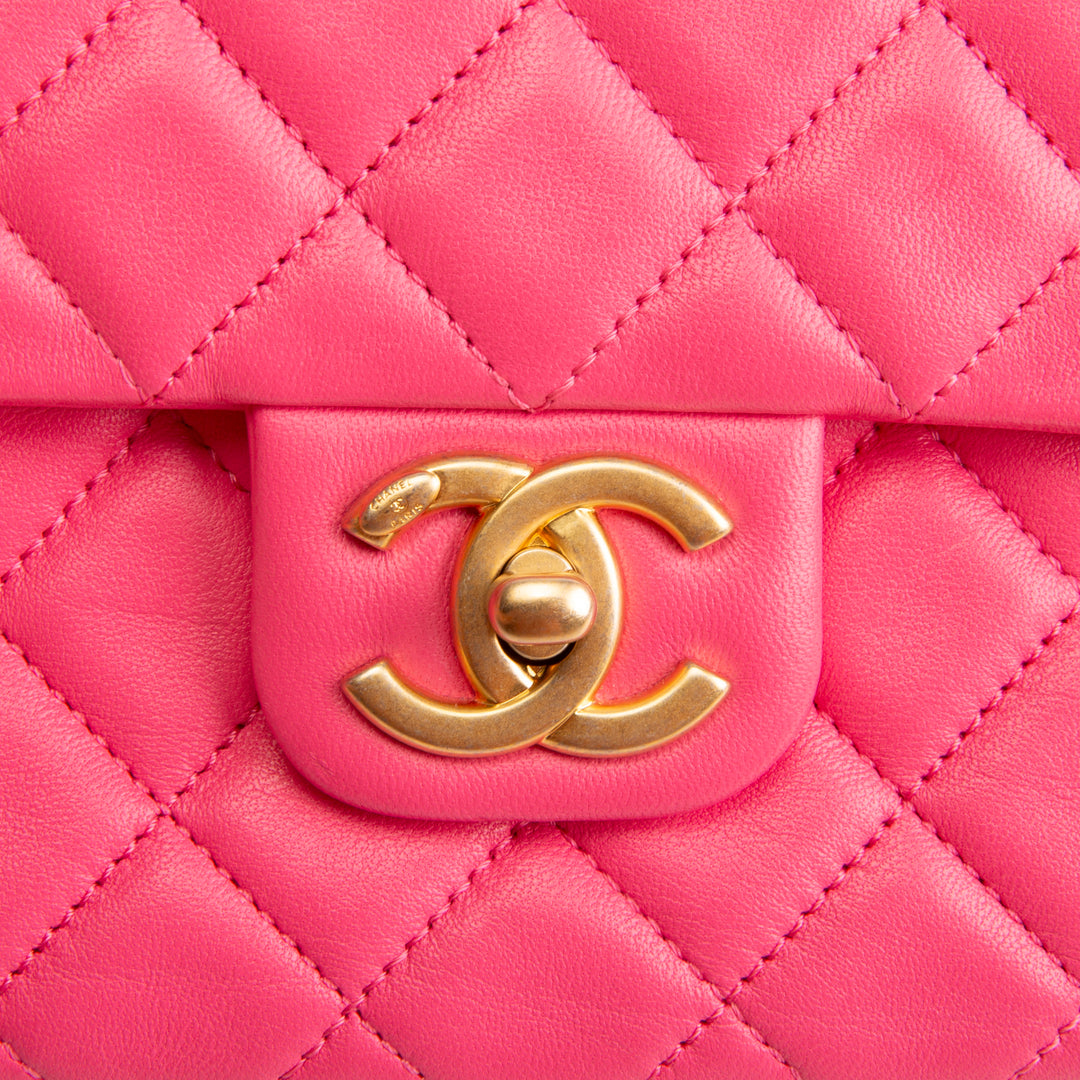 CHANEL Coco de Toi Heart Chain Flap Bag - Pink