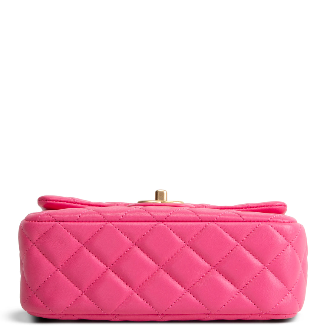 CHANEL Coco de Toi Heart Chain Flap Bag - Pink