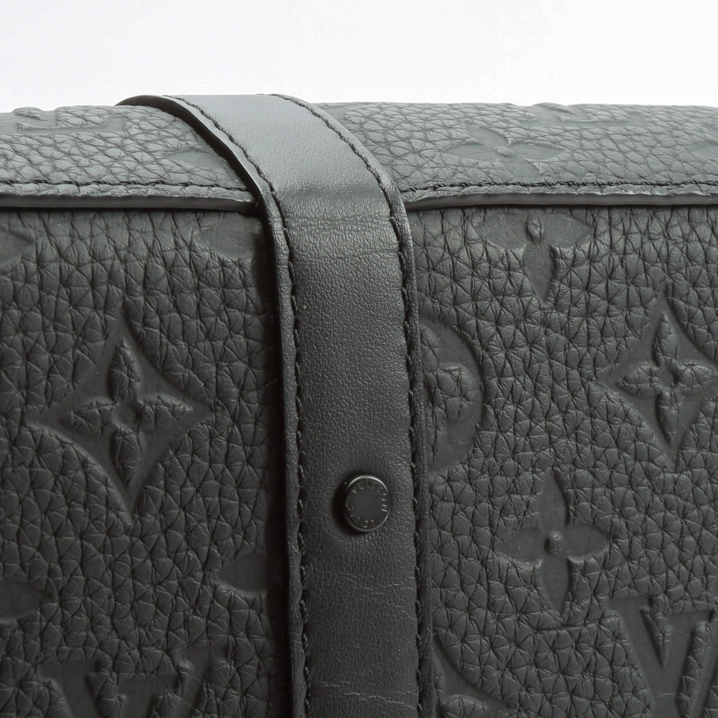 tas sling-bag Louis Vuitton Black Monogram Taurillon Trunk Messenger Sling  bag