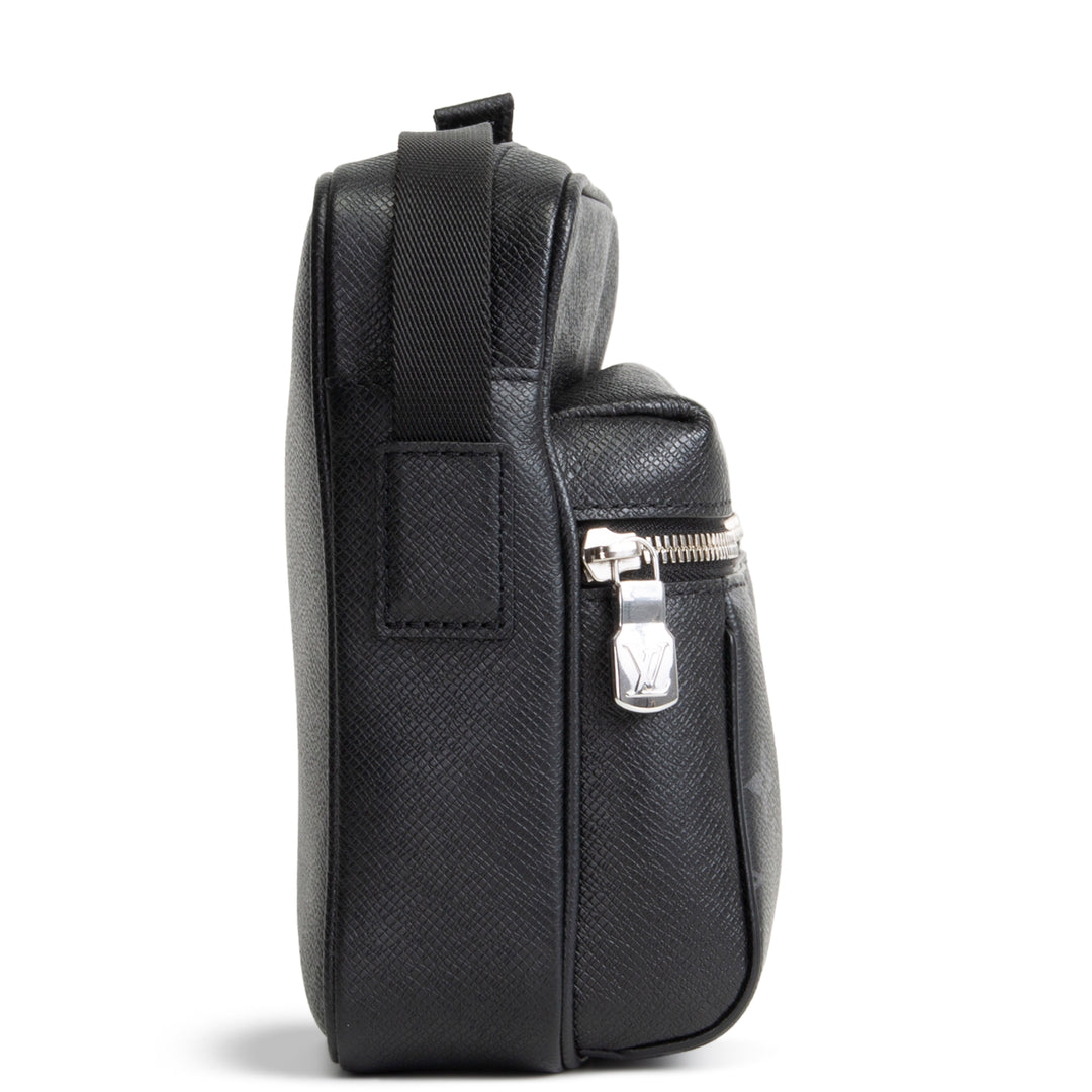 LOUIS VUITTON Taigarama Outdoor Messenger - Black