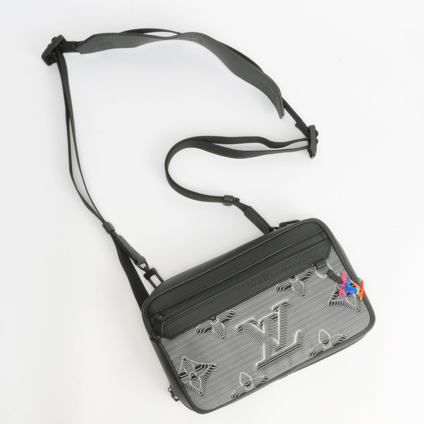 Louis Vuitton 2054 expandable messenger bag 