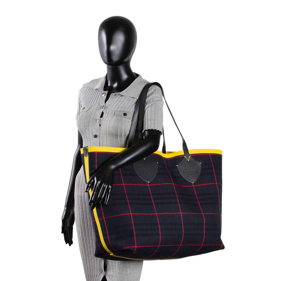 BURBERRY Reversible Giant Tote Tartan XL - Multicolor Check
