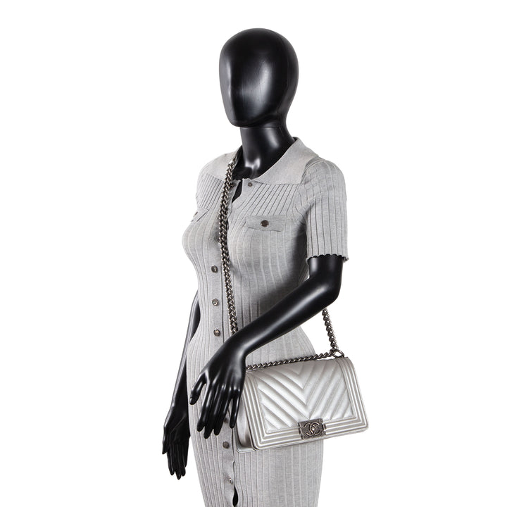 CHANEL Caviar Quilted Chevron Medium Boy Bag - Metallic Silver