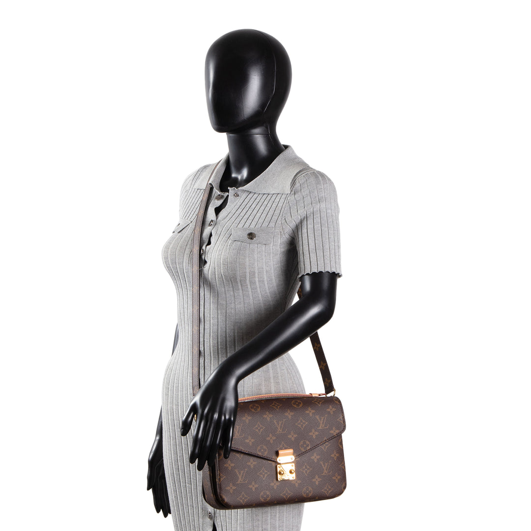 LOUIS VUITTON Pochette Metis Monogram